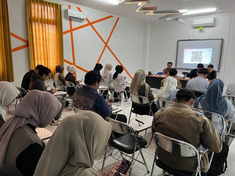 Suasana di dalam ruangan Gedung Oesman Mansoer saat para peserta yang terdiri dari mahasiswa dan alumni fokus menyimak pemaparan materi terkait peluang karier di dunia profesional.