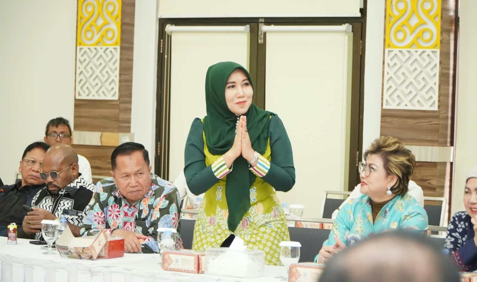 Anggota DPD RI asal Jawa Timur Dr. Hj. Lia Istifhama, M.E.I. berdiri menyapa para peserta rapat kerja Komite I DPD RI bersama jajaran Pemprov Sulawesi Selatan di Kantor Gubernur Sulsel, Makassar. (Foto: Dok. Tim Media DPD RI)