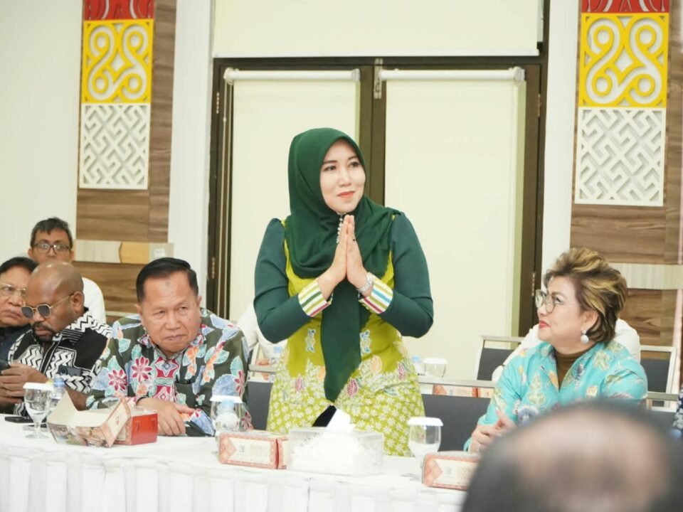 Anggota DPD RI asal Jawa Timur Dr. Hj. Lia Istifhama, M.E.I. berdiri menyapa para peserta rapat kerja Komite I DPD RI bersama jajaran Pemprov Sulawesi Selatan di Kantor Gubernur Sulsel, Makassar. (Foto: Dok. Tim Media DPD RI)
