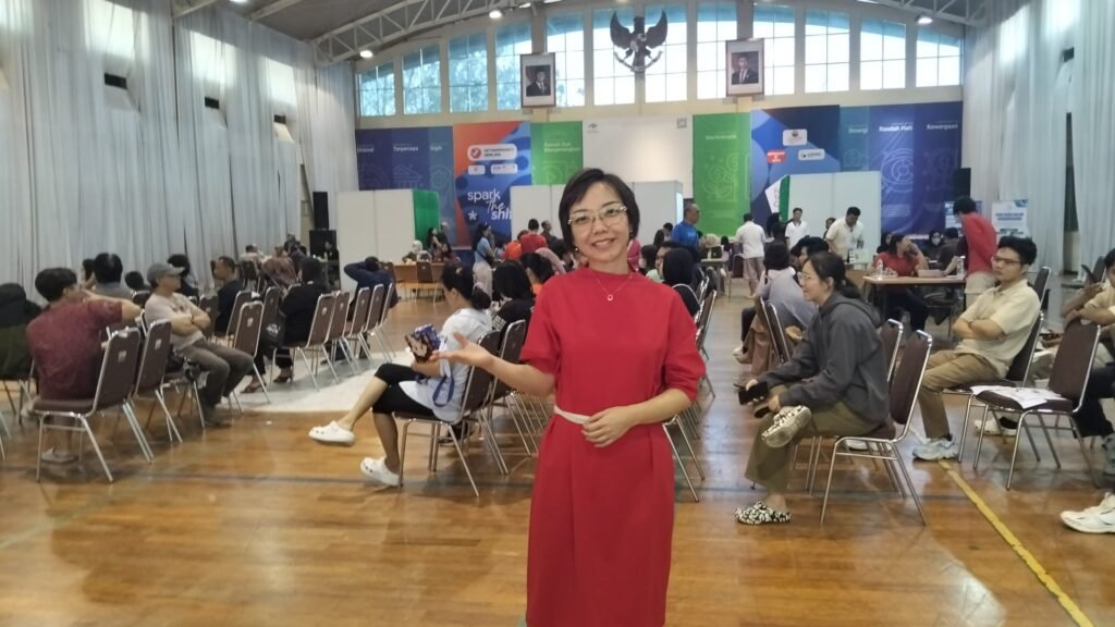 Ketua Pelaksana Pengobatan Gratis Chi Fest Universitas Ma Chung, Godeliva, di tengah antusiasme warga yang mengikuti layanan pemeriksaan kesehatan gratis di Malang, Minggu (20/9/2026).