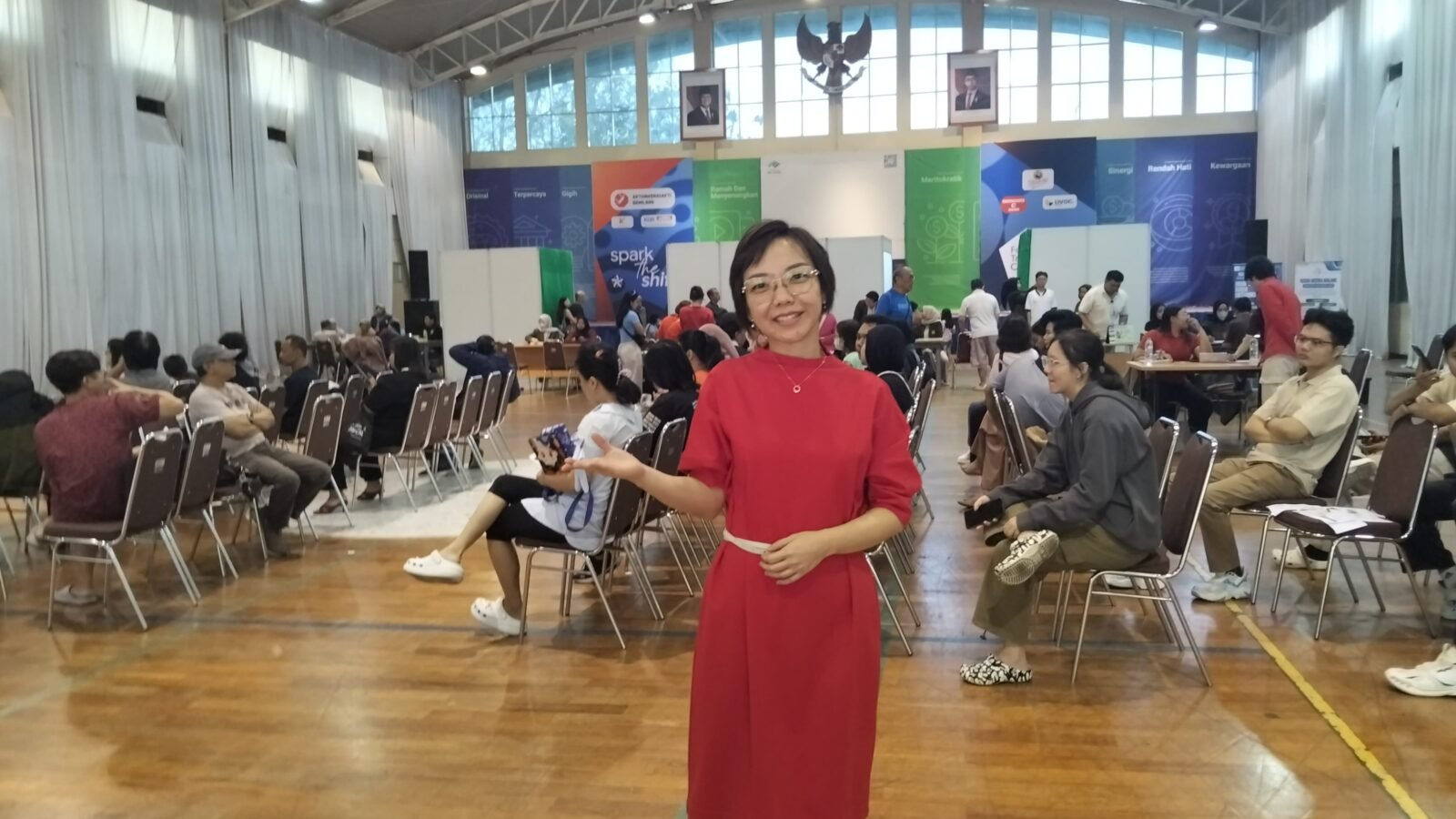 Ketua Pelaksana Pengobatan Gratis Chi Fest Universitas Ma Chung, Godeliva, di tengah antusiasme warga yang mengikuti layanan pemeriksaan kesehatan gratis di Malang, Minggu (20/9/2026).