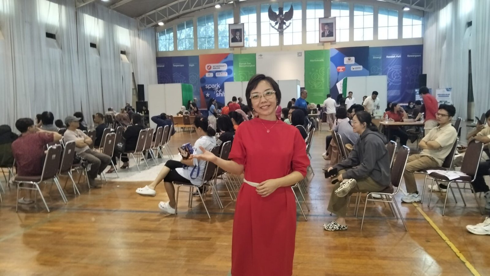 Ketua Pelaksana Pengobatan Gratis Chi Fest Universitas Ma Chung, Godeliva, di tengah antusiasme warga yang mengikuti layanan pemeriksaan kesehatan gratis di Malang, Minggu (20/9/2026).