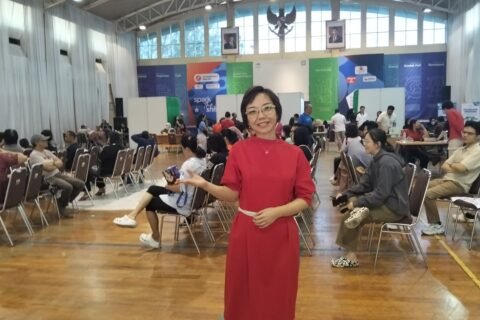 Ketua Pelaksana Pengobatan Gratis Chi Fest Universitas Ma Chung, Godeliva, di tengah antusiasme warga yang mengikuti layanan pemeriksaan kesehatan gratis di Malang, Minggu (20/9/2026).