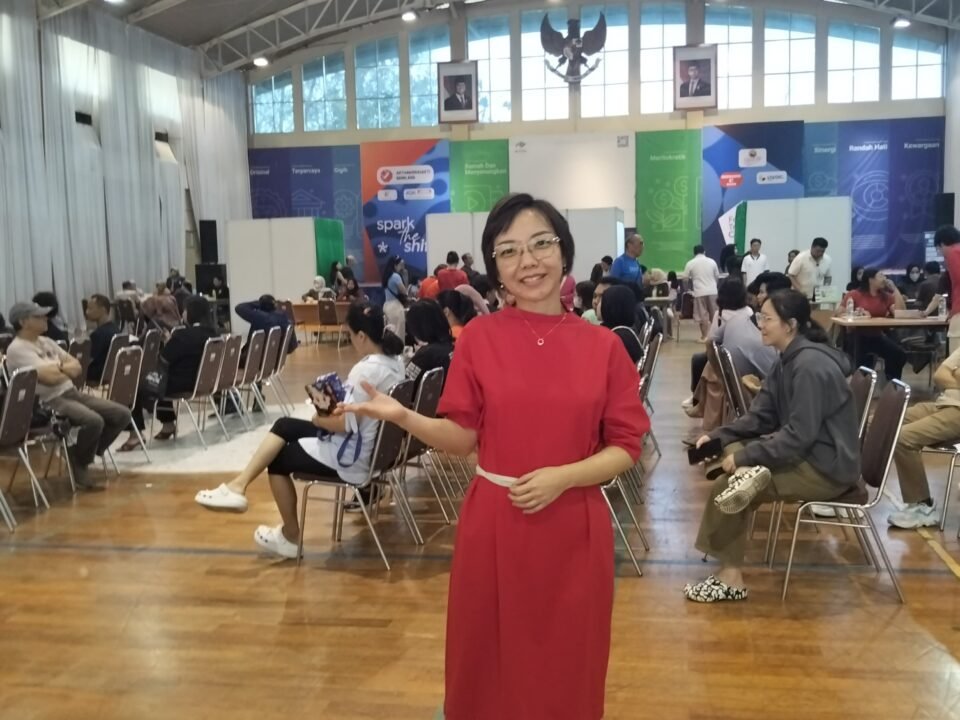 Ketua Pelaksana Pengobatan Gratis Chi Fest Universitas Ma Chung, Godeliva, di tengah antusiasme warga yang mengikuti layanan pemeriksaan kesehatan gratis di Malang, Minggu (20/9/2026).