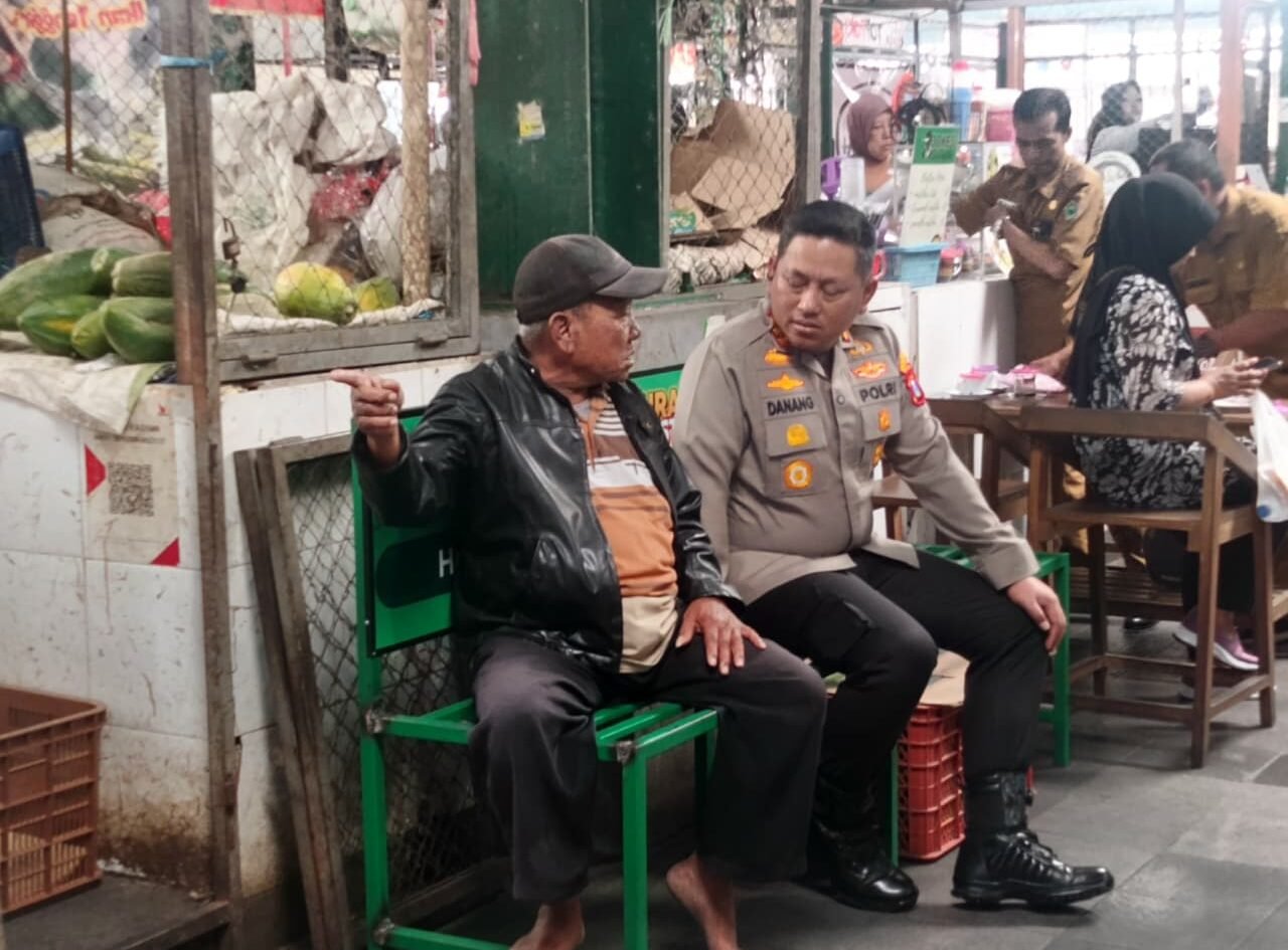 Momen hangat saat Kapolresta Malang Kota, Kombes Pol. Danang Setiyo Pambudi, duduk berdampingan dan berbincang akrab dengan pedagang lansia di sela-sela kegiatan sidak TPID di Pasar Klojen, Kota Malang