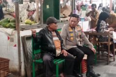 Momen hangat saat Kapolresta Malang Kota, Kombes Pol. Danang Setiyo Pambudi, duduk berdampingan dan berbincang akrab dengan pedagang lansia di sela-sela kegiatan sidak TPID di Pasar Klojen, Kota Malang