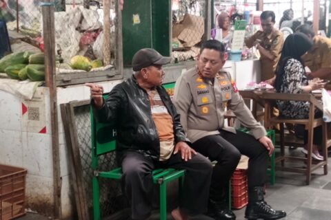 Momen hangat saat Kapolresta Malang Kota, Kombes Pol. Danang Setiyo Pambudi, duduk berdampingan dan berbincang akrab dengan pedagang lansia di sela-sela kegiatan sidak TPID di Pasar Klojen, Kota Malang