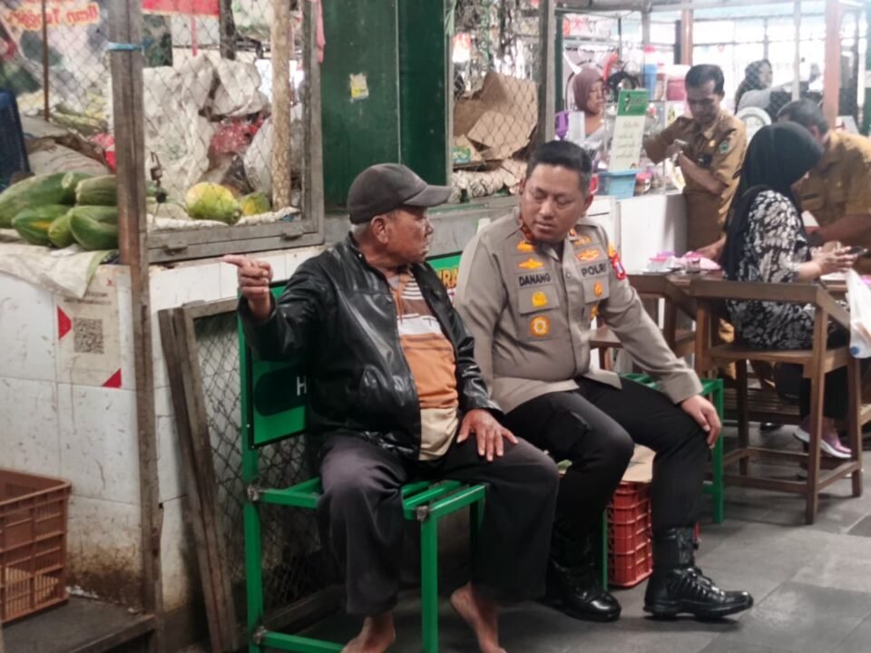 Momen hangat saat Kapolresta Malang Kota, Kombes Pol. Danang Setiyo Pambudi, duduk berdampingan dan berbincang akrab dengan pedagang lansia di sela-sela kegiatan sidak TPID di Pasar Klojen, Kota Malang