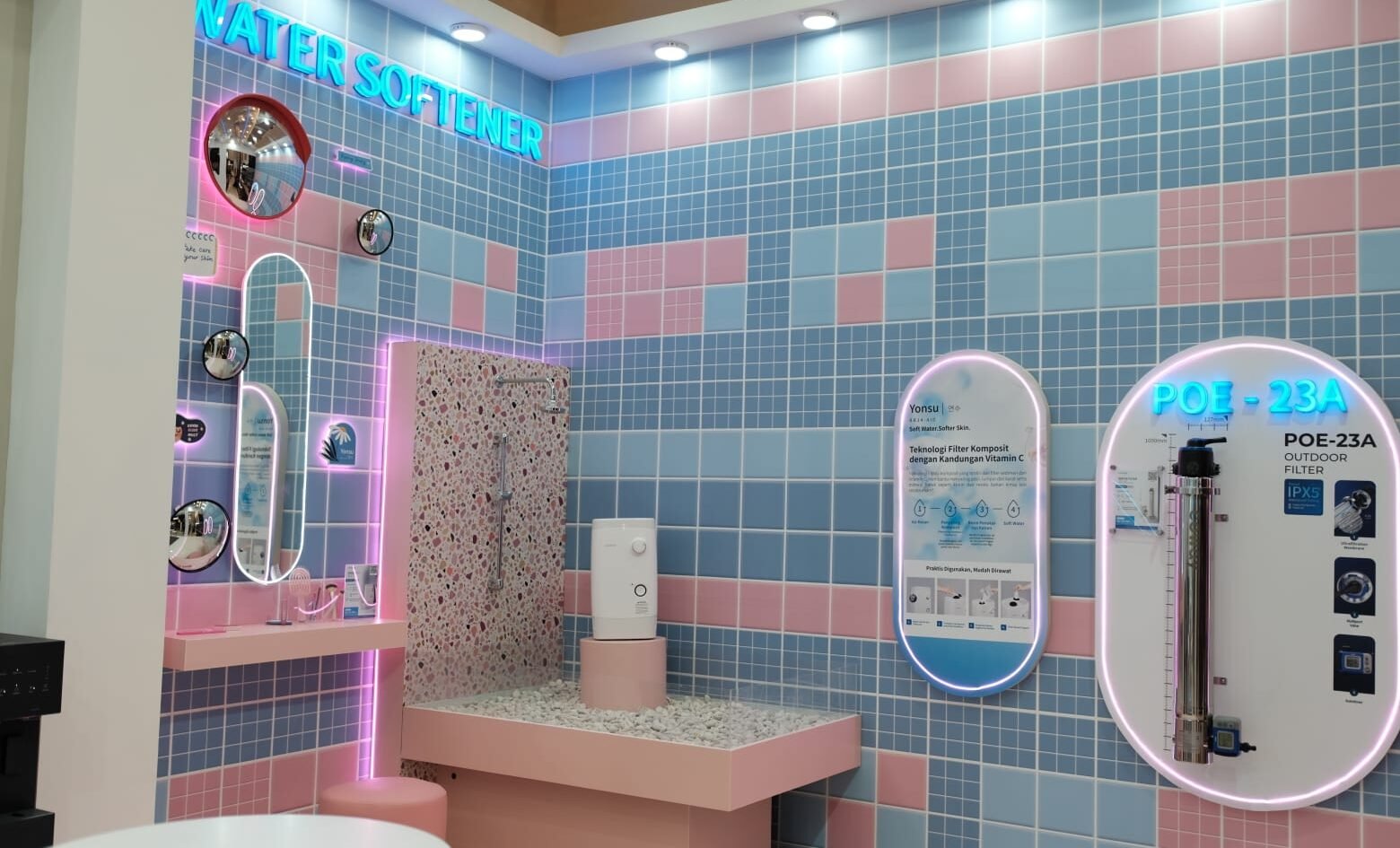 Tampilan stan Coway bernuansa pastel di ajang IndoBuildTech (IBT) Surabaya 2026 yang memamerkan produk terbaru water softener Yonsu serta sistem filter air luar ruangan POE-23A.