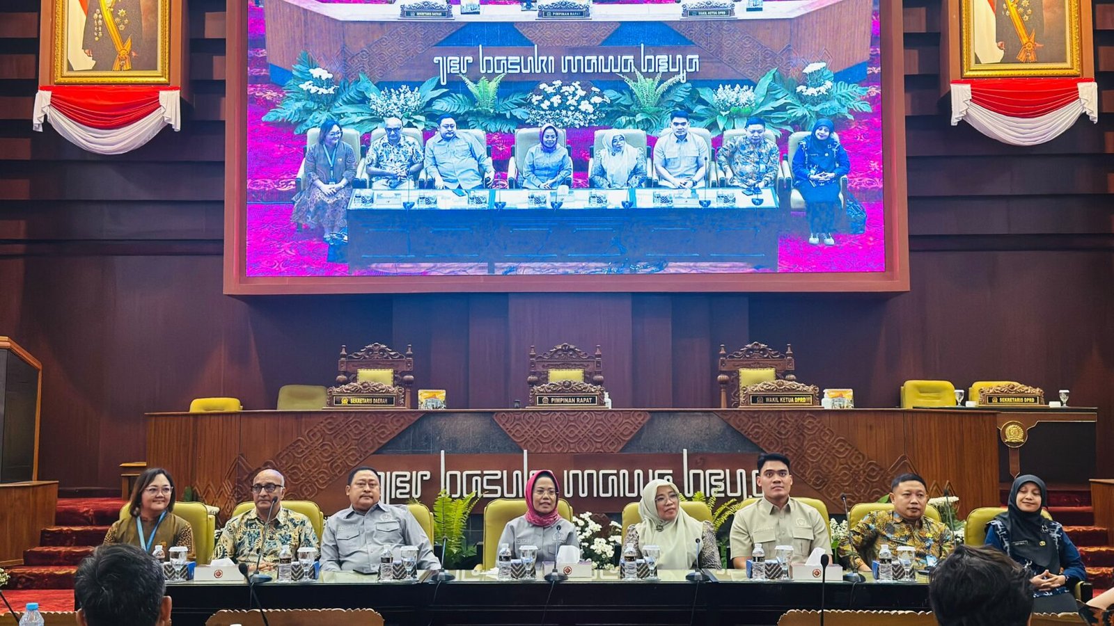 Ketua Komisi E DPRD Jawa Timur Dr. Sri Untari Bisowarno, M.AP. bersama jajaran pimpinan komisi dan perwakilan perangkat daerah saat memimpin rapat kerja di Ruang Sidang Paripurna DPRD Provinsi Jawa Timur, Surabaya.