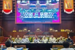 Ketua Komisi E DPRD Jawa Timur Dr. Sri Untari Bisowarno, M.AP. bersama jajaran pimpinan komisi dan perwakilan perangkat daerah saat memimpin rapat kerja di Ruang Sidang Paripurna DPRD Provinsi Jawa Timur, Surabaya.