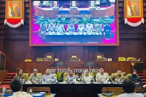 Ketua Komisi E DPRD Jawa Timur Dr. Sri Untari Bisowarno, M.AP. bersama jajaran pimpinan komisi dan perwakilan perangkat daerah saat memimpin rapat kerja di Ruang Sidang Paripurna DPRD Provinsi Jawa Timur, Surabaya.