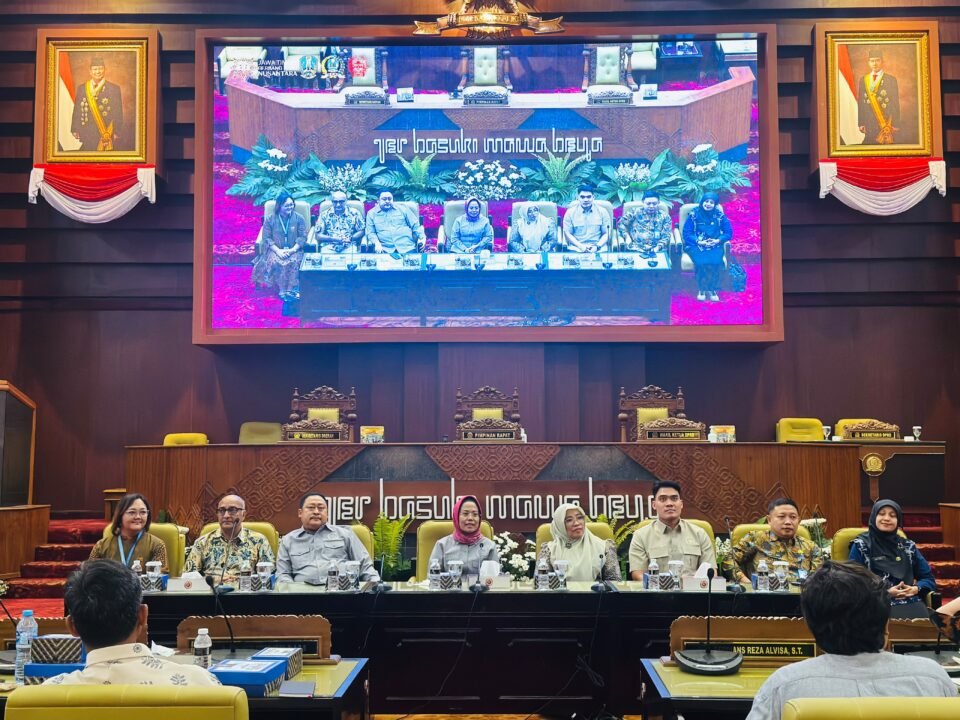 Ketua Komisi E DPRD Jawa Timur Dr. Sri Untari Bisowarno, M.AP. bersama jajaran pimpinan komisi dan perwakilan perangkat daerah saat memimpin rapat kerja di Ruang Sidang Paripurna DPRD Provinsi Jawa Timur, Surabaya.