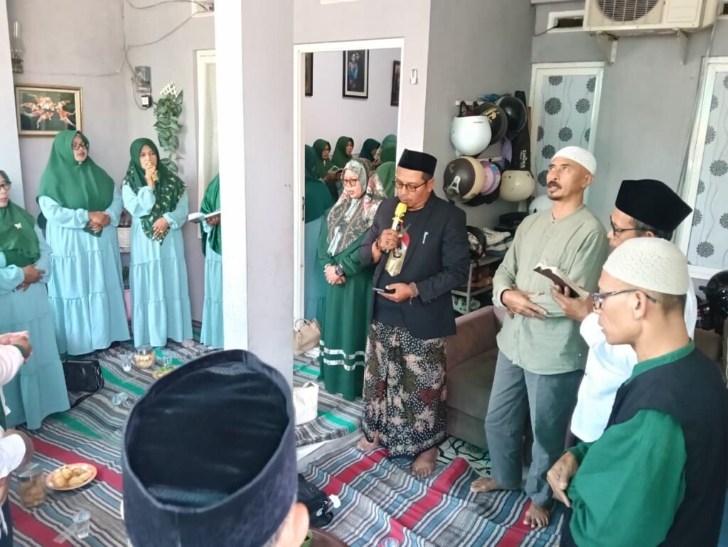 Suasana khidmat pertemuan rutin Majelis Taklim Madaniah dan Komunitas Persaudaraan Pendengar Madina FM saat melantunkan selawat dan doa bersama dalam agenda anjangsana di kediaman salah satu anggota.