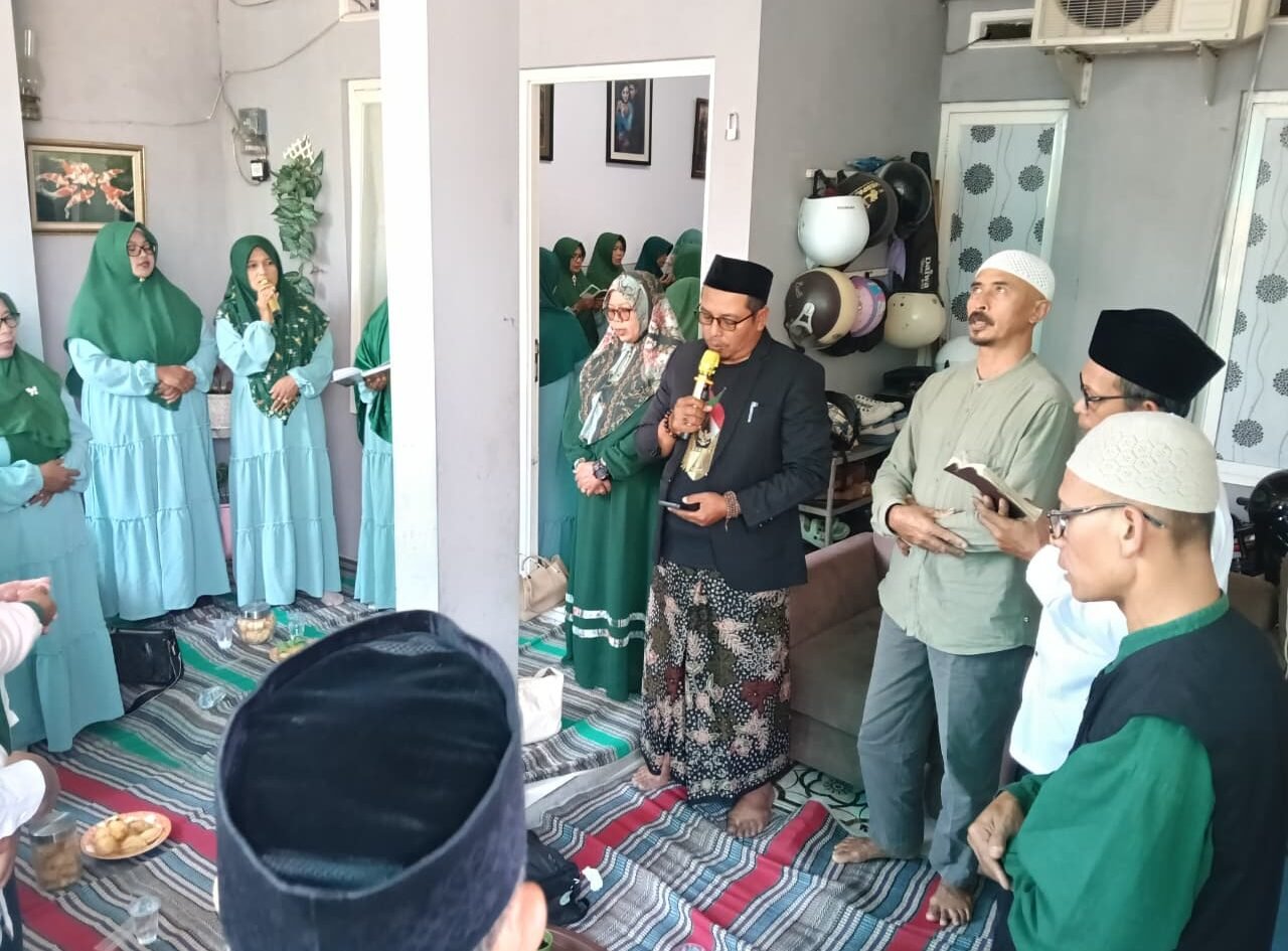 Suasana khidmat pertemuan rutin Majelis Taklim Madaniah dan Komunitas Persaudaraan Pendengar Madina FM saat melantunkan selawat dan doa bersama dalam agenda anjangsana di kediaman salah satu anggota.