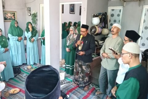 Suasana khidmat pertemuan rutin Majelis Taklim Madaniah dan Komunitas Persaudaraan Pendengar Madina FM saat melantunkan selawat dan doa bersama dalam agenda anjangsana di kediaman salah satu anggota.