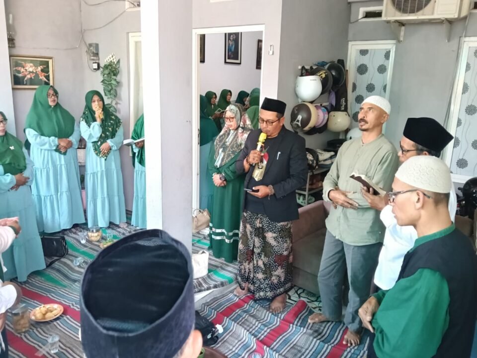 Suasana khidmat pertemuan rutin Majelis Taklim Madaniah dan Komunitas Persaudaraan Pendengar Madina FM saat melantunkan selawat dan doa bersama dalam agenda anjangsana di kediaman salah satu anggota.
