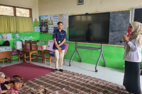 Perwakilan BI Malang memberikan penjelasan edukatif mengenai Rupiah di depan para siswa.