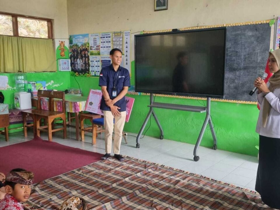Perwakilan BI Malang memberikan penjelasan edukatif mengenai Rupiah di depan para siswa.