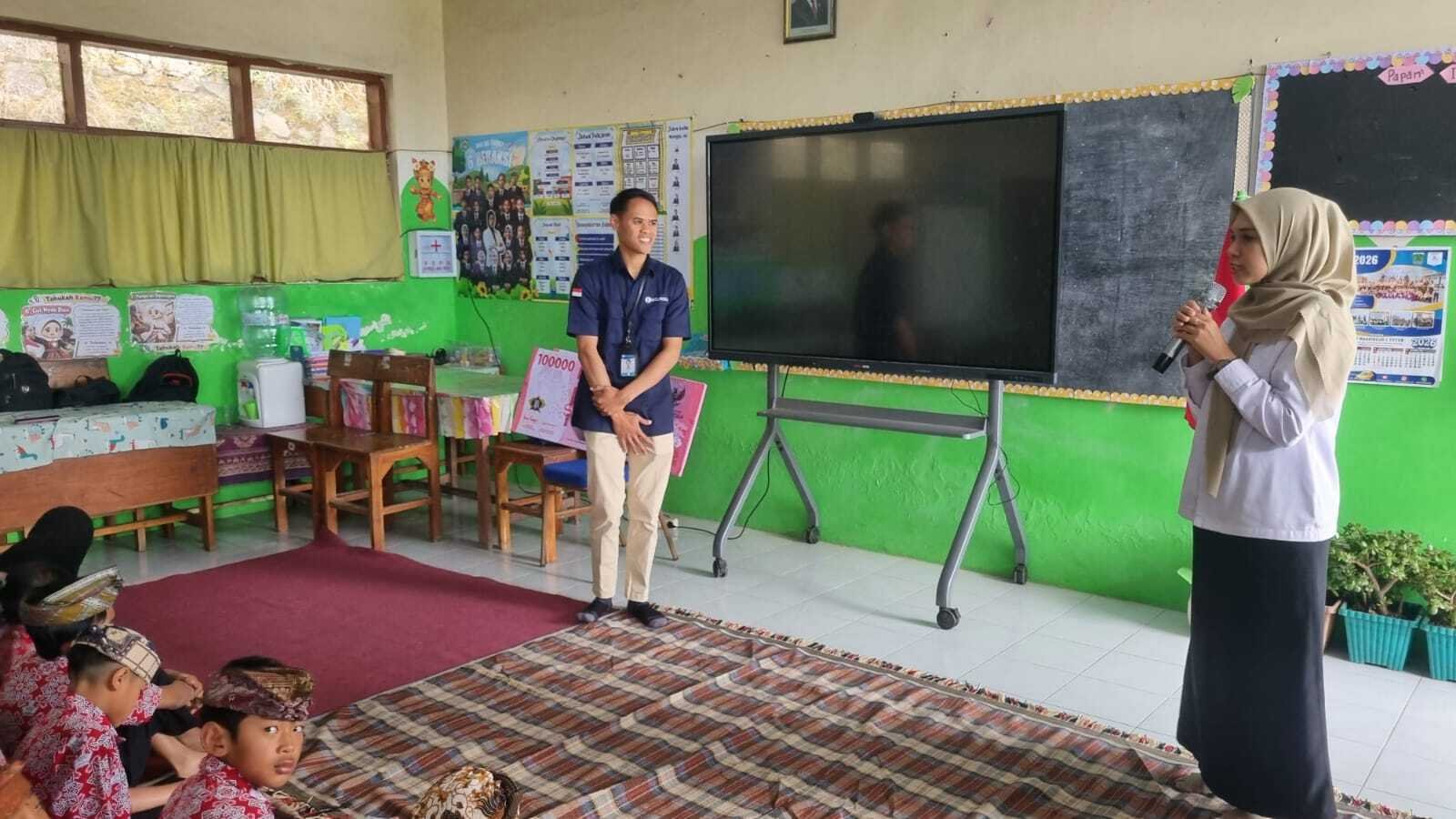 Perwakilan BI Malang memberikan penjelasan edukatif mengenai Rupiah di depan para siswa.