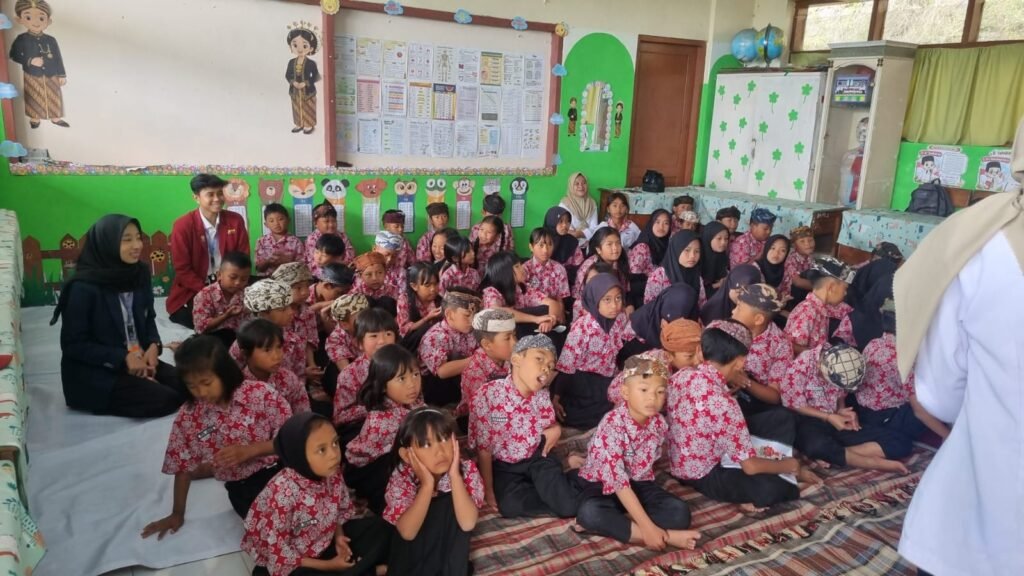 Siswa-siswi SDN Ngadirejo I Tutur tampak antusias mendengarkan edukasi CBP Rupiah dengan mengenakan seragam sekolah.