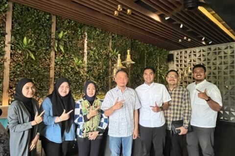 Sinergi nyata atasi darurat sertifikasi. Potret kebersamaan perwakilan LPKAN Indonesia, PT Forjasi Lentera Indonesia, beserta pemangku kepentingan terkait usai meresmikan kolaborasi strategis untuk mencetak SDM hukum profesional bersertifikat BNSP di Surabaya.