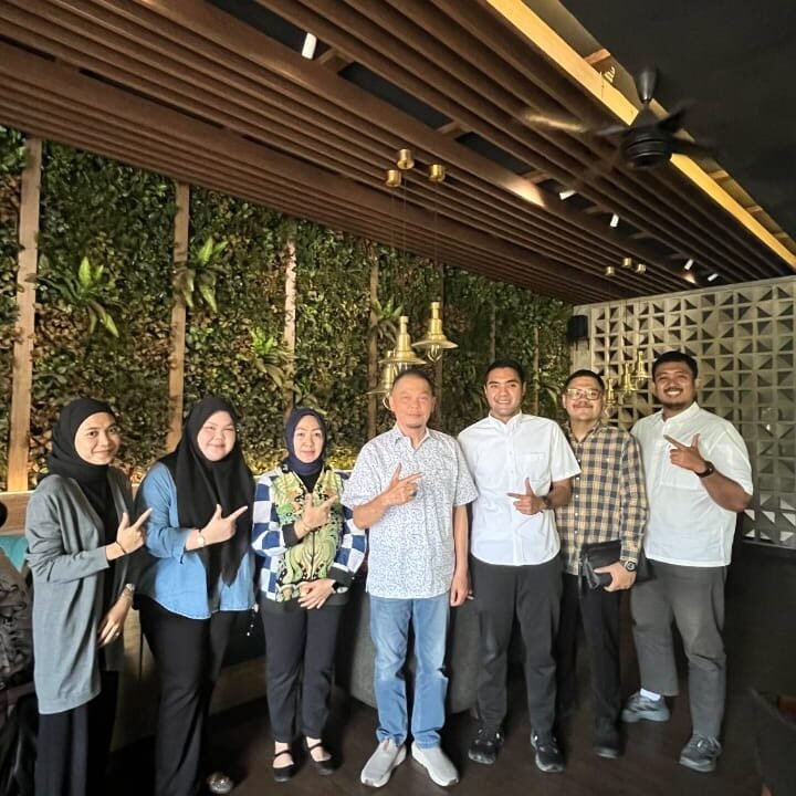 Sinergi nyata atasi darurat sertifikasi. Potret kebersamaan perwakilan LPKAN Indonesia, PT Forjasi Lentera Indonesia, beserta pemangku kepentingan terkait usai meresmikan kolaborasi strategis untuk mencetak SDM hukum profesional bersertifikat BNSP di Surabaya.