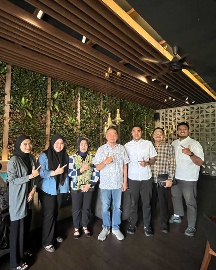 Sinergi nyata atasi darurat sertifikasi. Potret kebersamaan perwakilan LPKAN Indonesia, PT Forjasi Lentera Indonesia, beserta pemangku kepentingan terkait usai meresmikan kolaborasi strategis untuk mencetak SDM hukum profesional bersertifikat BNSP di Surabaya.