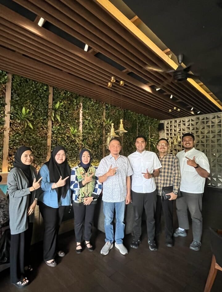 Sinergi nyata atasi darurat sertifikasi. Potret kebersamaan perwakilan LPKAN Indonesia, PT Forjasi Lentera Indonesia, beserta pemangku kepentingan terkait usai meresmikan kolaborasi strategis untuk mencetak SDM hukum profesional bersertifikat BNSP di Surabaya.
