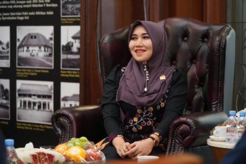 Anggota DPD RI asal Jawa Timur, Dr. Hj. Lia Istifhama, M.E.I., tampak tersenyum saat melakukan kunjungan kerja dan koordinasi di Kantor Wilayah BPN Jawa Timur. Kunjungan ini fokus membahas berbagai persoalan sengketa lahan yang kerap merugikan masyarakat.