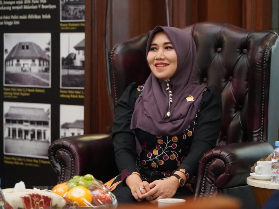 Anggota DPD RI asal Jawa Timur, Dr. Hj. Lia Istifhama, M.E.I., tampak tersenyum saat melakukan kunjungan kerja dan koordinasi di Kantor Wilayah BPN Jawa Timur. Kunjungan ini fokus membahas berbagai persoalan sengketa lahan yang kerap merugikan masyarakat.
