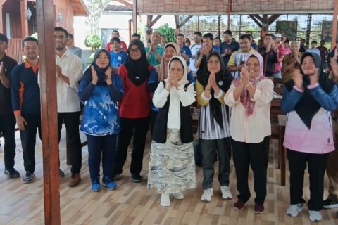 Ketua Komisi E DPRD Jatim Dr. Sri Untari Bisowarno, M.A.P. berfoto bersama para guru olahraga se-Malang Raya usai menggelar agenda serap aspirasi terkait beban jam mengajar dan penguatan wadah kompetisi siswa di Malang.