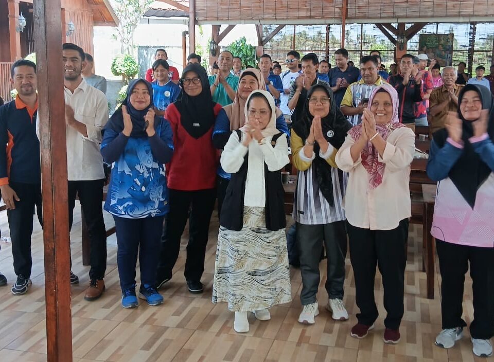 Ketua Komisi E DPRD Jatim Dr. Sri Untari Bisowarno, M.A.P. berfoto bersama para guru olahraga se-Malang Raya usai menggelar agenda serap aspirasi terkait beban jam mengajar dan penguatan wadah kompetisi siswa di Malang.