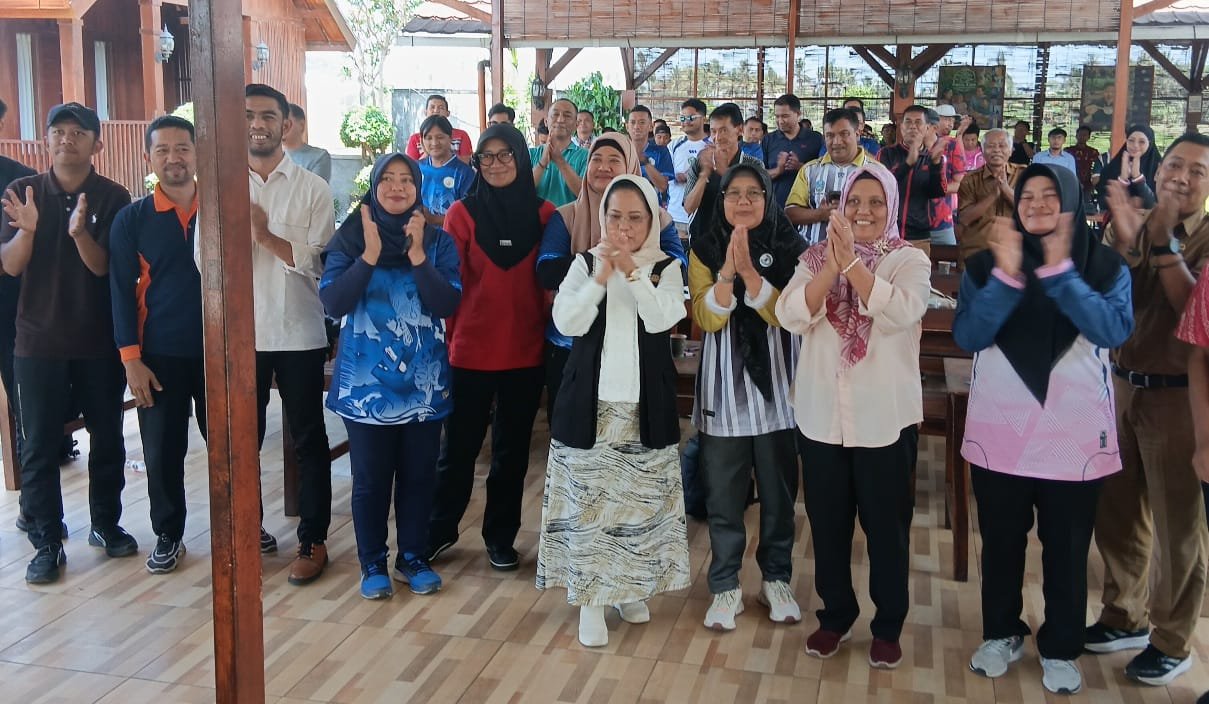 Ketua Komisi E DPRD Jatim Dr. Sri Untari Bisowarno, M.A.P. berfoto bersama para guru olahraga se-Malang Raya usai menggelar agenda serap aspirasi terkait beban jam mengajar dan penguatan wadah kompetisi siswa di Malang.