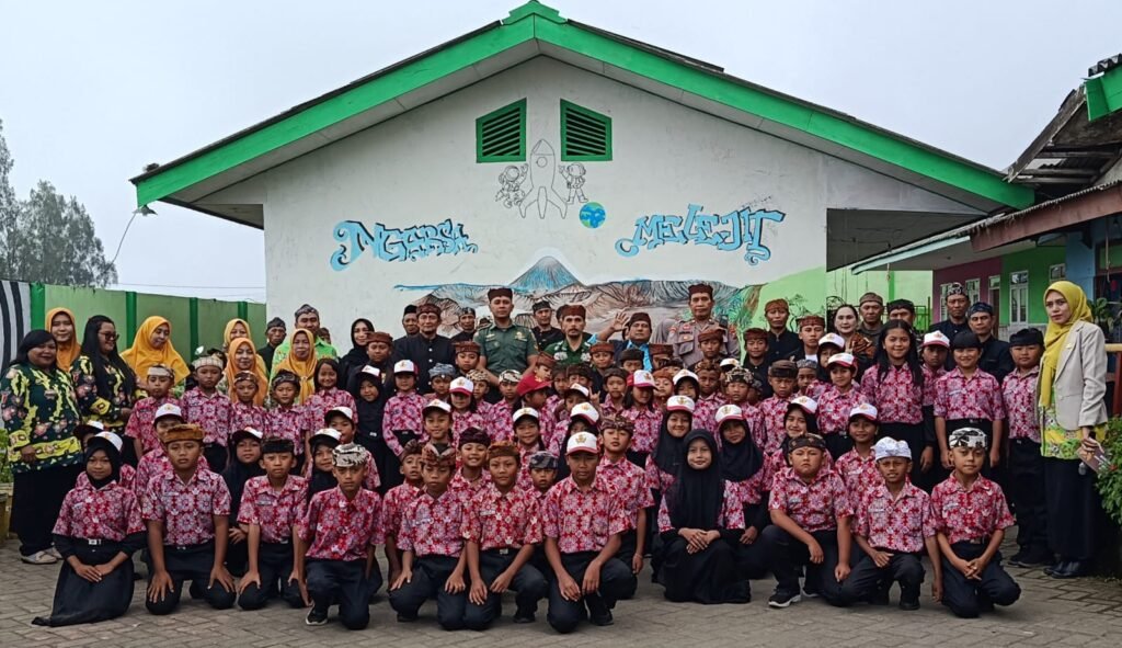 Kekompakan lintas elemen: jajaran pemerintah, aparat, guru, dan para siswa SDN Ngadirejo I Tutur berfoto bersama dalam perhelatan Kampung Pancasila.
