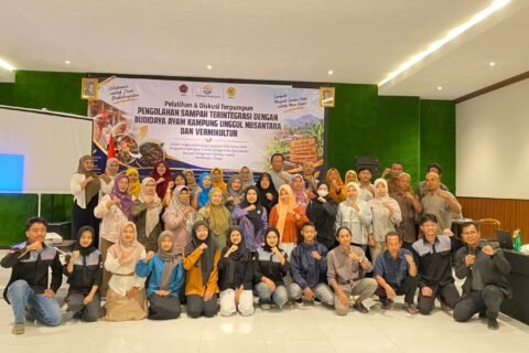Foto bersama tim dosen UMM, UNILU, beserta puluhan perwakilan warga dan perangkat Desa Tukum, Lumajang, mengepalkan tangan penuh semangat seusai Pelatihan Pengolahan Sampah Terintegrasi dan Vermikultur.