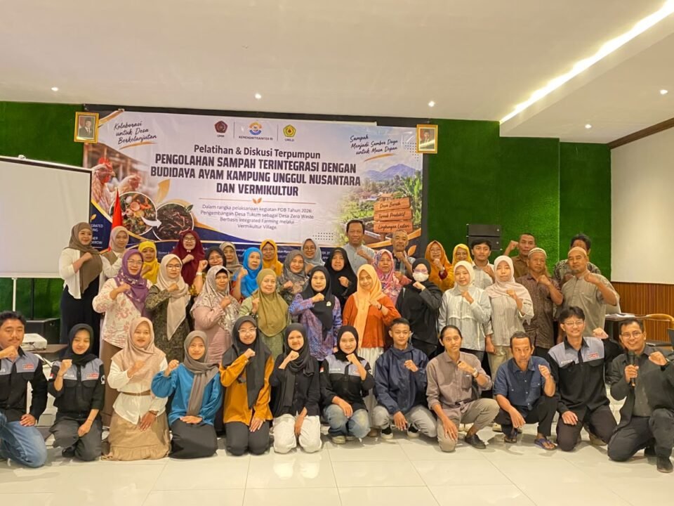 Foto bersama tim dosen UMM, UNILU, beserta puluhan perwakilan warga dan perangkat Desa Tukum, Lumajang, mengepalkan tangan penuh semangat seusai Pelatihan Pengolahan Sampah Terintegrasi dan Vermikultur.