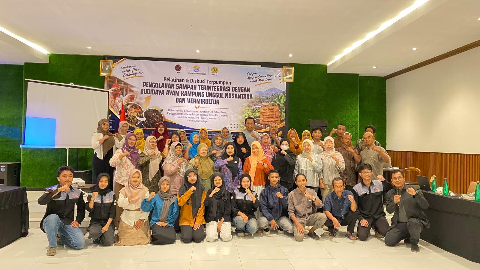 Foto bersama tim dosen UMM, UNILU, beserta puluhan perwakilan warga dan perangkat Desa Tukum, Lumajang, mengepalkan tangan penuh semangat seusai Pelatihan Pengolahan Sampah Terintegrasi dan Vermikultur.