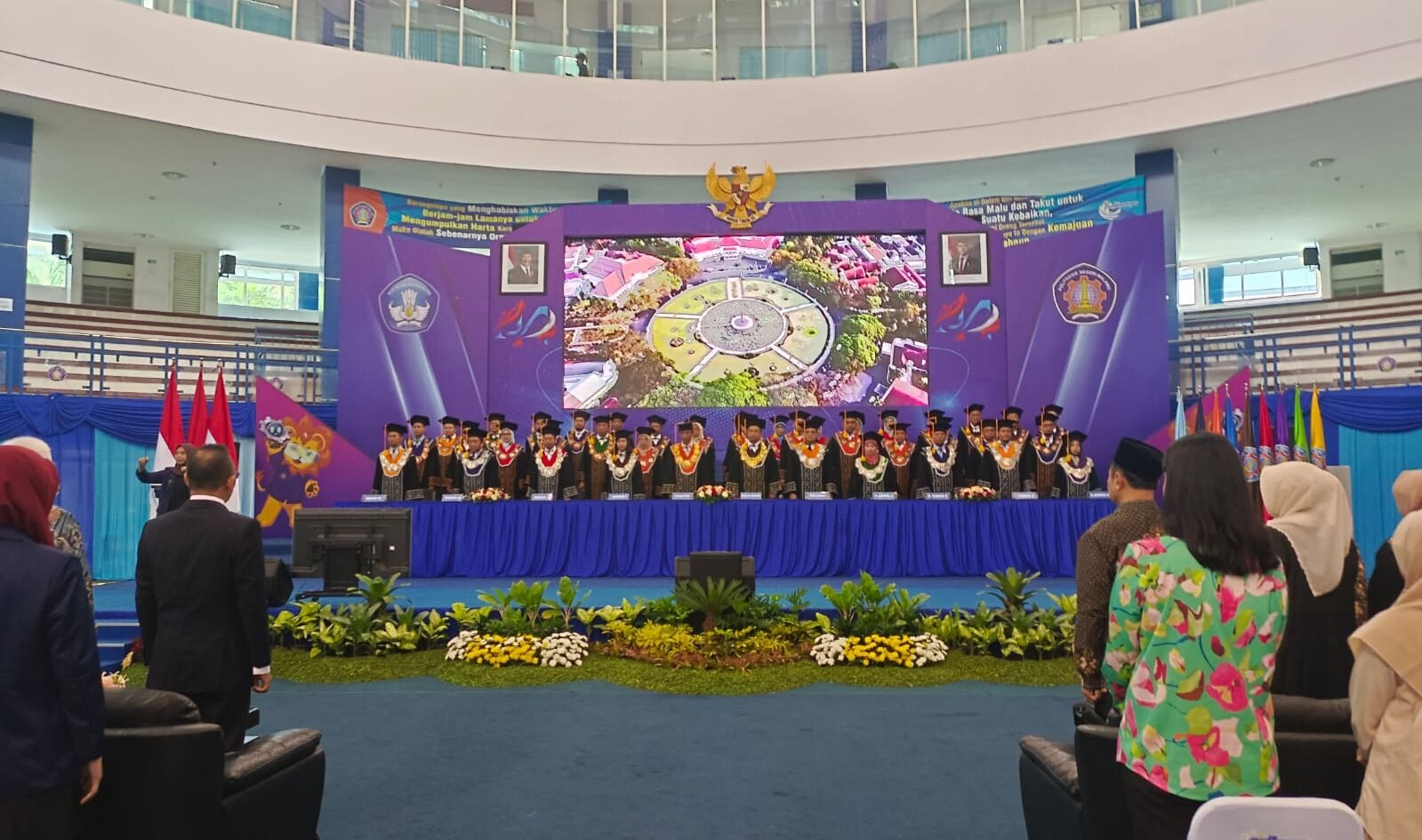 Suasana khidmat jajaran senat dan pimpinan perguruan tinggi dalam Rapat Terbuka Senat dan Orasi Ilmiah memeriahkan Dies Natalis ke-44 Politeknik Negeri Malang (Polinema) di Graha Polinema, Rabu (9/9/2026).