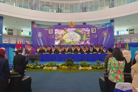 Suasana khidmat jajaran senat dan pimpinan perguruan tinggi dalam Rapat Terbuka Senat dan Orasi Ilmiah memeriahkan Dies Natalis ke-44 Politeknik Negeri Malang (Polinema) di Graha Polinema, Rabu (9/9/2026).