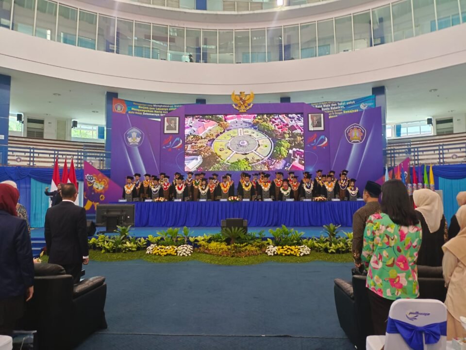 Suasana khidmat jajaran senat dan pimpinan perguruan tinggi dalam Rapat Terbuka Senat dan Orasi Ilmiah memeriahkan Dies Natalis ke-44 Politeknik Negeri Malang (Polinema) di Graha Polinema, Rabu (9/9/2026).