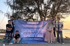 Tim PPK Ormawa BEM UNESA 2026 berfoto bersama perwakilan pemuda Desa Labuhan berlatar senja Pantai Kutang seusai menggelar pelatihan Content Planner & Footage Editing, Minggu (16/8/2026).