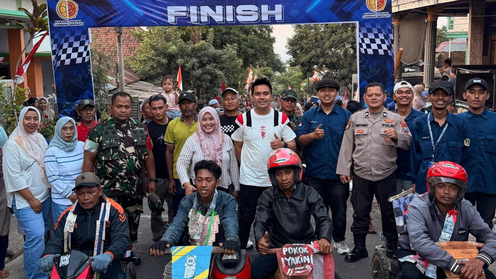 Muhammad Zaini (kaos putih) bersama para pemenang