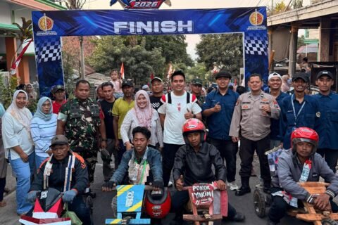 Muhammad Zaini (kaos putih) bersama para pemenang