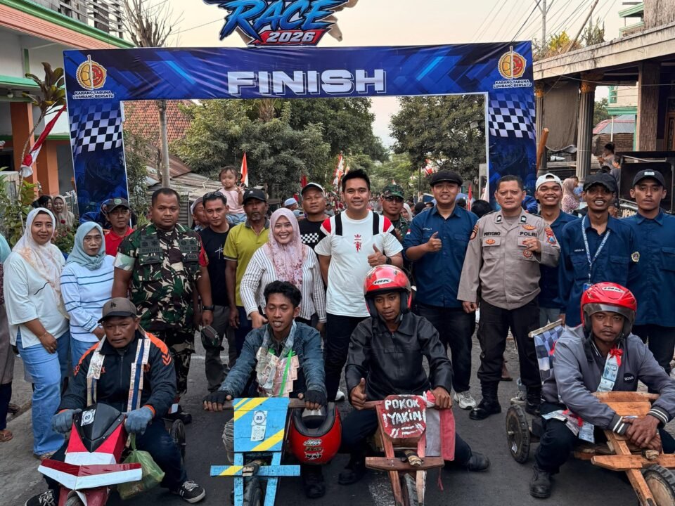 Muhammad Zaini (kaos putih) bersama para pemenang
