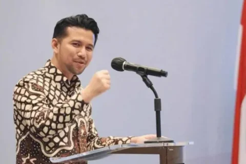 Wakil Gubernur Jawa Timur, Emil Elestianto Dardak, saat memberikan keterangan. Emil menegaskan dirinya memilih fokus menuntaskan pekerjaan rumah Pemprov Jatim ketimbang menanggapi isu suksesi Pilgub.