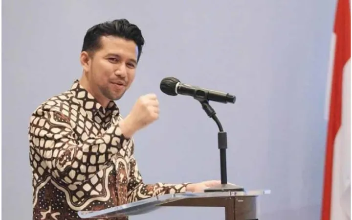 Wakil Gubernur Jawa Timur, Emil Elestianto Dardak, saat memberikan keterangan. Emil menegaskan dirinya memilih fokus menuntaskan pekerjaan rumah Pemprov Jatim ketimbang menanggapi isu suksesi Pilgub.