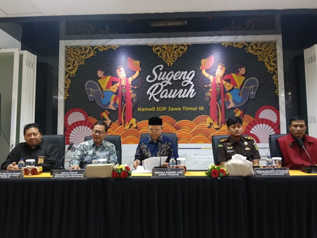 Jajaran pimpinan Kanwil DJP Jawa Timur III beserta aparat penegak hukum terkait dalam sebuah agenda resmi. Sinergi lintas lembaga terus diperkuat guna mengamankan penerimaan negara dan menindak tegas para pelaku kejahatan perpajakan.