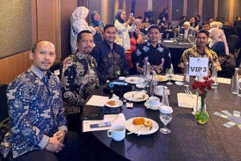 Plt Kepala Dinas Lingkungan Hidup, Gamaliel Raymond Hatigoran Matondang bersama staf.