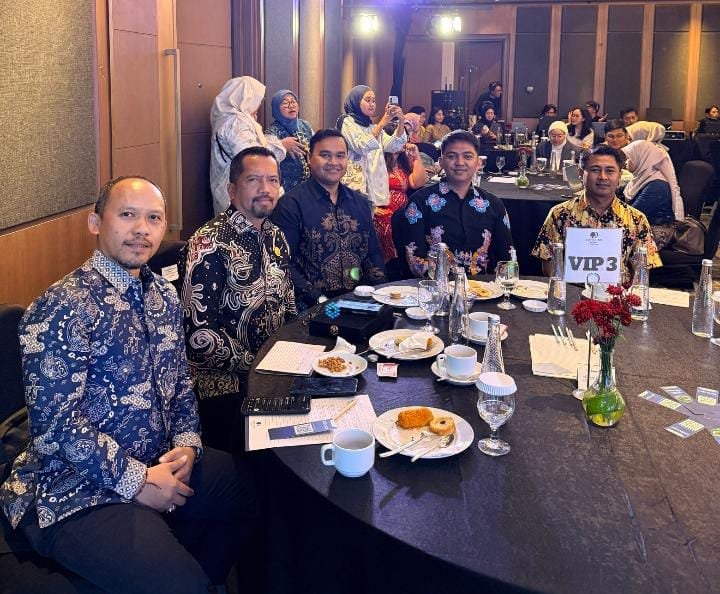 Plt Kepala Dinas Lingkungan Hidup, Gamaliel Raymond Hatigoran Matondang bersama staf.
